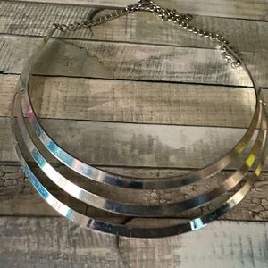 1 silver/gray colored necklace